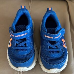 Size 6 Under Armour Blue/Orange Assert 10 Hook/Loop Closure Running Sneakers.